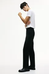 Pantalón de traje de corte ajustado, con cierre y corchete oculto, bolsillos laterales y bolsillos traseros ribeteados. Presenta raya marcada en las piernas y diseño con margen de costura en la pretina.