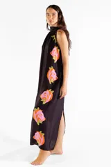 Vestido largo negro con cuello halter y estampado lateral de cabezas de tigre en tonos rosados y naranjas con hojas verdes.