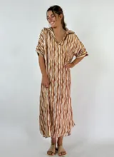 Vestido largo de viscosa con cuello camisero y estampado de rayas verticales en tonos beige y marrón.