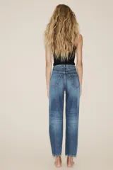 Jeans de tiro alto con diseño de cinco bolsillos, trabillas para cinturón y cierre frontal con cremallera y botón metálico.