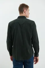 Camisa de manga larga confeccionada en pana de algodón, con cuello button-down y bolsillo frontal en el pecho.