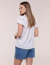 Blusa de calce suelto en color beige con estampado geométrico, cuello redondo fruncido con escote en V y cordel para anudar, y mangas cortas con doble capa de volante.