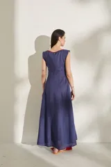 Vestido largo sin mangas de lino color naranja, con escote bote y hilera de botones frontales que forman una abertura en la falda.