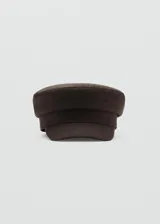Gorro tipo boina marinera marrón con visera rígida y estructura redondeada.