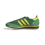 Championes Adidas SL 72, color verde con detalles en amarillo y negro. Capellada de nylon con refuerzos de gamuza, entresuela de EVA y suela de goma estriada.