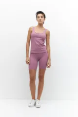 Musculosa deportiva negra de lycra con espalda deportiva.