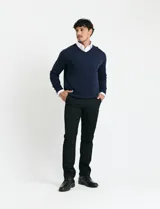 Sweater de punto con cuello en V y mangas largas, diseñado con un corte clásico y versátil.