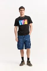 Remera negra de manga corta con estampa frontal colorida que dice "CREATE".