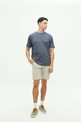 Remera de manga corta color azul oscuro con estampado gráfico en la espalda que incluye la frase "Mediterranean Summer" y dibujos de elementos de comida y bebida mediterránea.