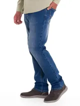 Pantalón de jean azul de corte recto, tiro medio y ajuste regular. Fabricado con denim de alta calidad con tecnología Natural Flex, que integra hilos elásticos para mayor flexibilidad.