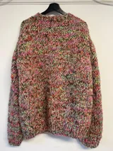 Sweater tejido a mano 100% en lana multicolor, de calce holgado con cuello a la base y puños.