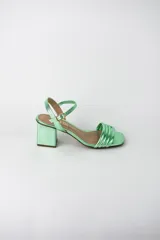 Sandalias de fiesta metalizadas color celeste, con taco cuadrado de 4 cm, tiras delanteras acolchadas y tira ajustable al tobillo con hebilla dorada.