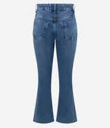 Pantalón de jean corte flare cropped, con tiro medio, bolsillos funcionales y cierre frontal con botón y cremallera. Presenta un diseño ajustado en caderas y muslos con una suave apertura en la parte inferior.