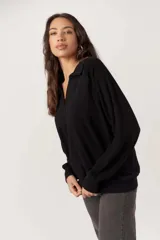 Pullover de tejido liso con mangas de fleece suave, cuello camisero con escote en V y abertura, puños y bajo acanalados.