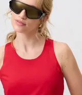 Musculosa deportiva Get Over en microfibra negra, de calce suelto, con escote redondo y perforaciones láser para ventilación.