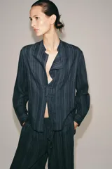 Camisa ZW Collection confeccionada en hilatura con mezcla de algodón, de color azul oscuro con diseño de rayas verticales. Presenta escote en pico, manga larga y cierre frontal cruzado con alamares a tono.