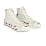 Championes de caña alta Converse Chuck 70 color crema con detalles en rojo y azul en la suela.