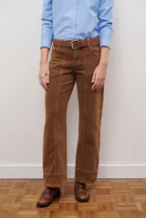 Jean de mujer color bordó, de corte recto y tiro medio, con costuras verticales en la parte delantera y trasera.