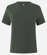 Remera básica de manga corta y cuello redondo en color verde militar, confeccionada en algodón sostenible.