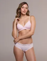 Soutien sin aro de microfibra color malva con copas soft moldeadas, tirantes regulables y cierre posterior de tres posiciones.