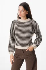 Sweater de punto con diseño de rayas horizontales en color bordó y gris, con mangas abullonadas y cuello redondo. Incluye un detalle de cuello de camisa a rayas incorporado con lazo frontal.