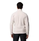 Campera de polar tipo sherpa en color beige, con cierre frontal completo y cuello alto. Presenta un bolsillo frontal en el pecho con cierre y revestimiento en contraste negro, además de bolsillos laterales. Incluye el logo de la marca en el bolsillo del pecho.