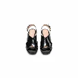 Sandalias de cuero charol negro con tiras cruzadas en el empeine, pulsera ajustable al tobillo con hebilla metálica dorada, taco ancho efecto madera y suela tractorada.
