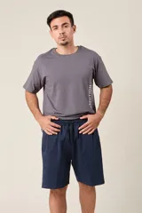 Bermuda de friza color gris melange, de corte suelto, con cintura elástica y cordón de ajuste negro.