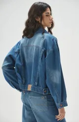 Campera clásica de jean azul con avíos color cobre, suavizado y lavado stone wash.