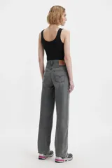 Jean de corte baggy y tiro medio, con diseño de costuras retorcidas y abertura en el ruedo. Presenta cierre de botones a la vista y un acabado lavado en tono gris.
