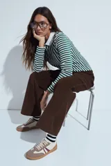 Pantalón de pana de corte amplio y relajado, con textura acanalada y diseño de tiro medio.
