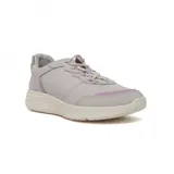 Championes de estilo deportivo Hush Puppies, confeccionados en una combinación de cuero y poliéster en tonos gris claro con detalles en lila. Presentan un diseño ergonómico con suela de goma blanca, sistema de ajuste con cordones elásticos y tecnología de amortiguación para mayor confort.
