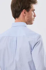 Camisa de manga larga con estampa de cuadros pequeños en tonos celeste y blanco, cuello con botones y bolsillo ojal en el pecho con detalle bordado.