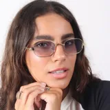 Lentes de sol con armazón metálico negro y cristales oscuros de forma hexagonal. Cuentan con protección UV400 y diseño moderno.