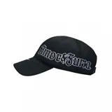 Gorra Nike de tejido de punto texturizado en color negro, con diseño sin estructura. Presenta el logo de Nike bordado en blanco en la parte frontal y un bordado decorativo con tipografía gótica en el lateral.