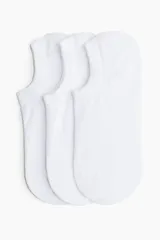 Pack de tres pares de medias invisibles blancas de punto fino con borde de silicona en el talón.