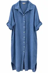 Vestido midi tipo camisero de color azul jean, con cuello camisero, botonadura frontal completa, mangas tres cuartos con trabilla y dobladillo redondeado.