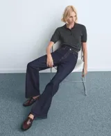 Jeans de tiro medio con diseño de corte recto y holgado, confeccionados en denim azul oscuro con costuras en contraste.