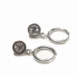 Aros colgantes plateados con cierre de aro, dije circular con strass y eslabón intermedio.