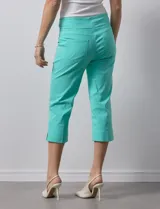 Pantalón capri blanco de gabardina elastizada. Pretina ancha elastizada, delantera con bolsillos simulados y trasera con bolsillos aplicados.