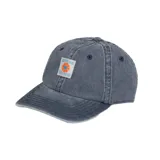 Gorra de visera estilo dad hat en color azul con efecto lavado. Presenta un parche cuadrado en el frente con el logo de la marca Rhythm y detalles en naranja y celeste.