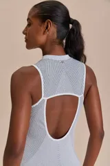 Jumpsuit corto de lycra con tecnología seamless, diseño ajustado y texturas diagonales. Presenta cierre frontal y espalda descubierta.