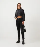 Pantalón mom jeans negro de tiro alto con trabillas anchas, bolsillos y bajo doblado. Confeccionado en algodón responsable.