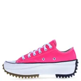 Championes de plataforma Converse modelo Run Star Hike OX, color fucsia con cordones blancos, puntera de goma blanca y suela dentada bicolor en blanco y negro.