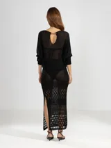 Sweater de escote bote, tejido en punto con lurex brillante. Presenta mangas largas con puños ajustados y un diseño de calce holgado.