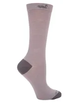 Calcetín de largo medio en color gris, confeccionado en tejido de bambú con talón y puntera reforzados en un tono gris más oscuro. Presenta el logo de la marca bordado en la parte superior y en la puntera.