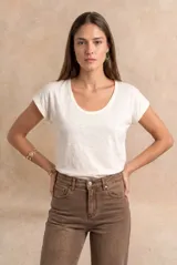 Remera de algodón flame color blanco off-white, con escote redondo y mangas cortas holgadas.