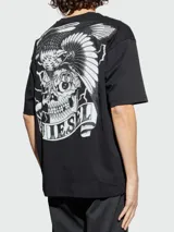Remera Diesel modelo T-Boggy-T2 de color blanco, corte oversize, cuello redondo y manga corta. Cuenta con un pequeño parche con el logo de la marca en la parte inferior.