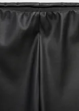Pantalón de efecto piel en color negro, con corte slim fit y cintura elástica. Diseño largo y entallado sin cierre.