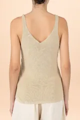 Top de punto sin mangas con escote en V profundo, confeccionado en tejido con acabado metalizado dorado.